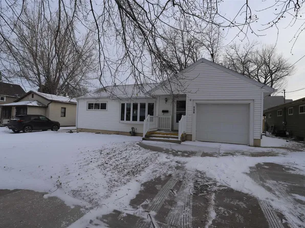 604 10th St NE, Minot, ND 58703