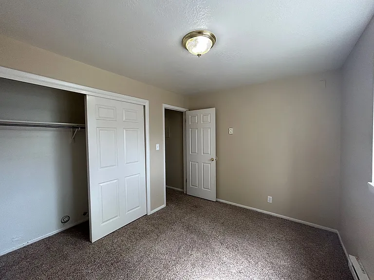 Main 819 S — Photo 37