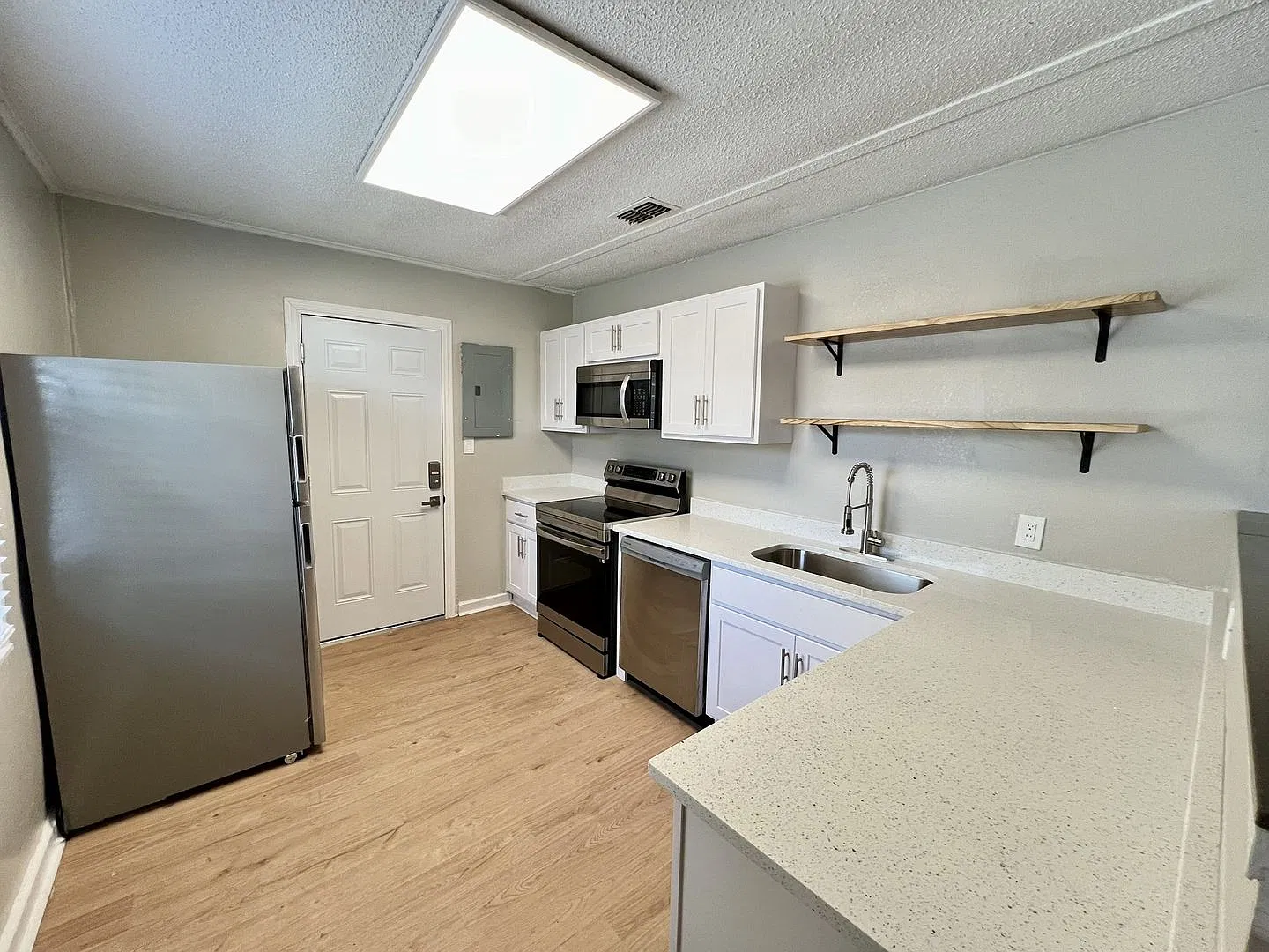 Renovated 2 Bedroom Jacksonville Heights Duplex Apartment — Photo 4