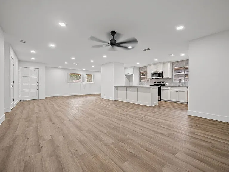 445 Montclair Dr — Photo 2