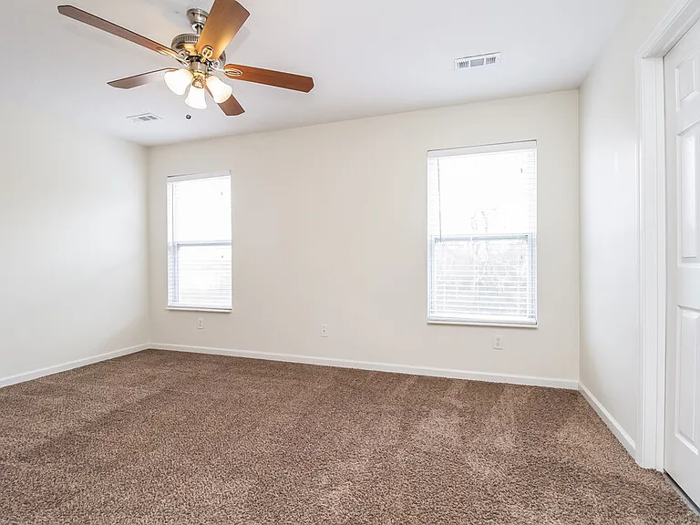 4565 Hawthorn Dr — Photo 9