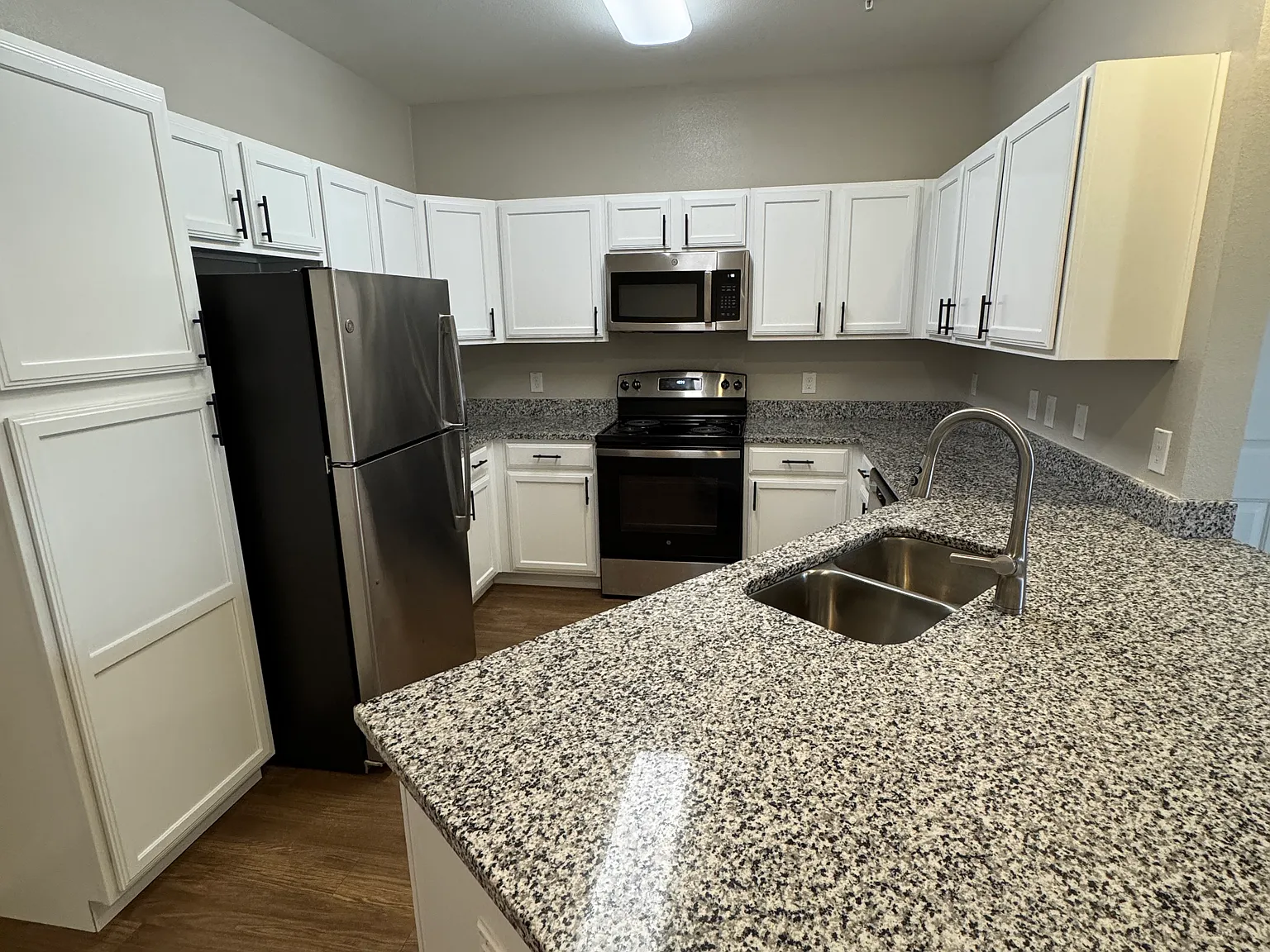 1 bed, 826 sqft, $1,195 — Photo 3