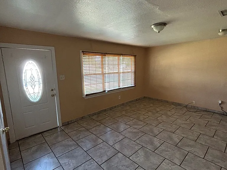 4106 Avenue U — Photo 2
