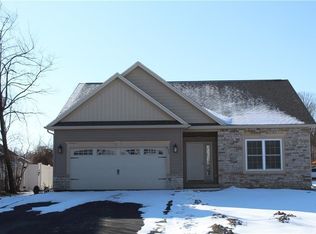 572 Whistlers Cove Ln, Rochester, NY 14612