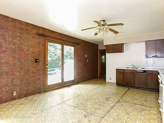 4th image of 215 Wood St