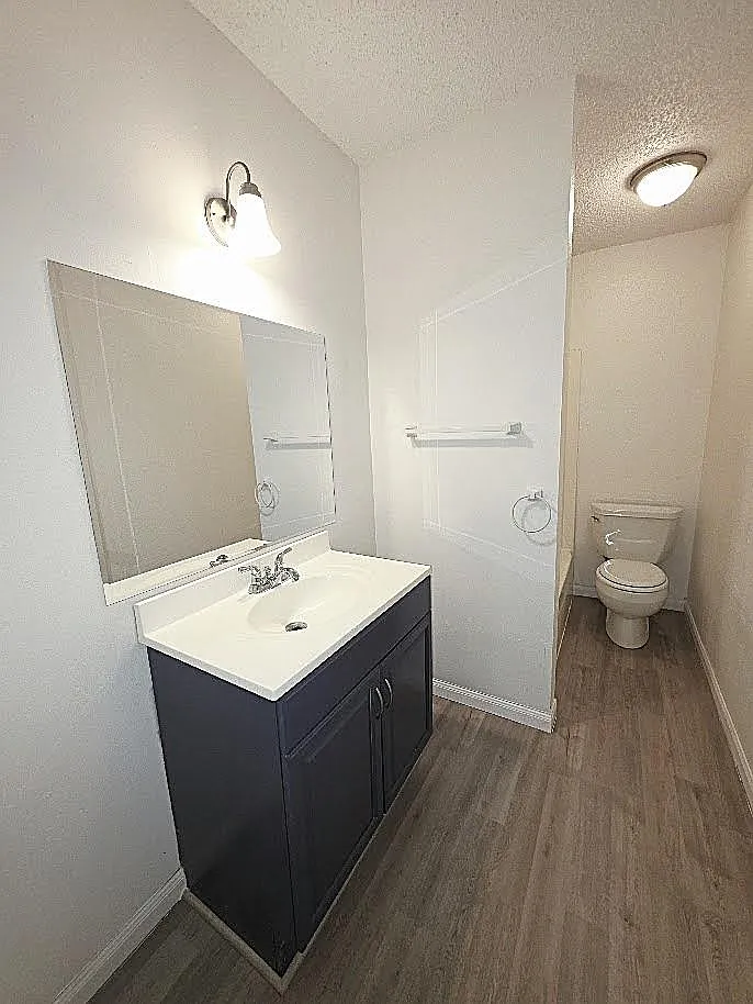 2 bed, 1.0 bath, 2913 sqft, $895 — Photo 4