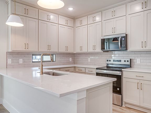 4th image of 408 Foch St #301