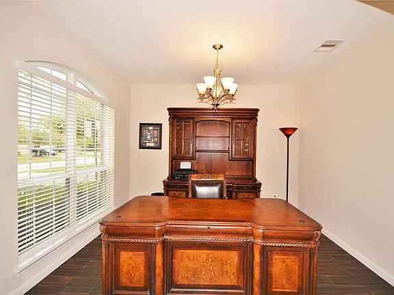 4th image of 812 Harvard Pointe Dr