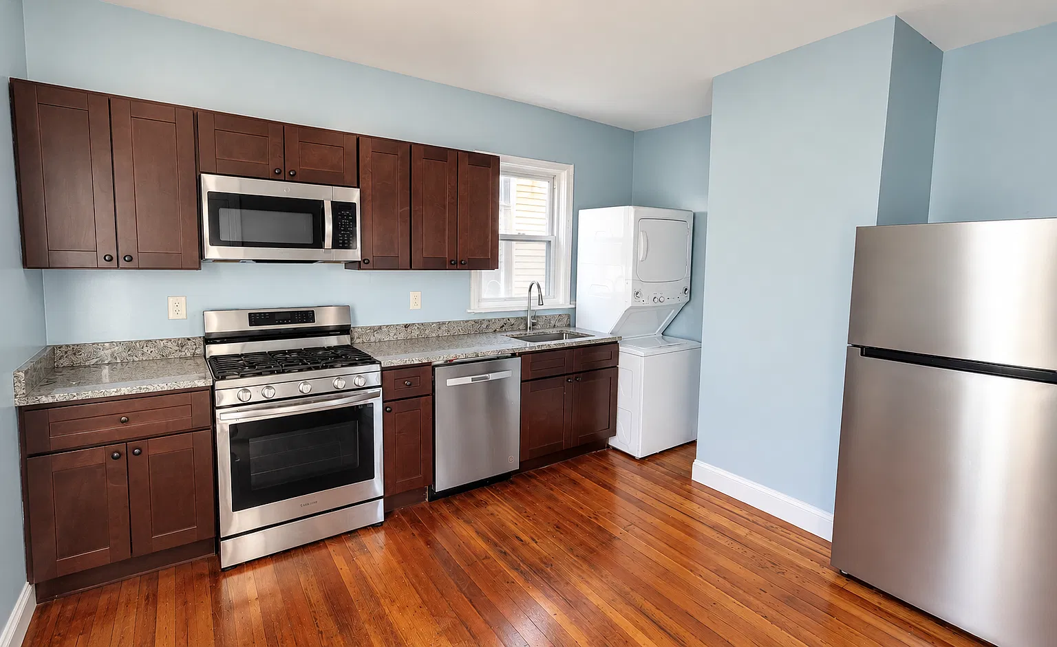 4 bed, $2,500 — Photo 1