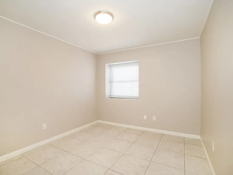 1915 S 39th St #19 — Photo 14