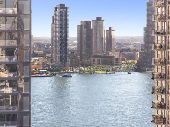 300 East 40th Street image 5 of 14