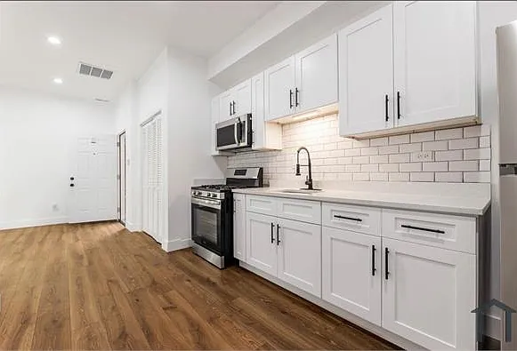 1421 E 69th Pl — Photo 5