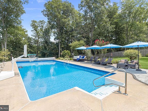 2nd image of 2712 Overview Rd