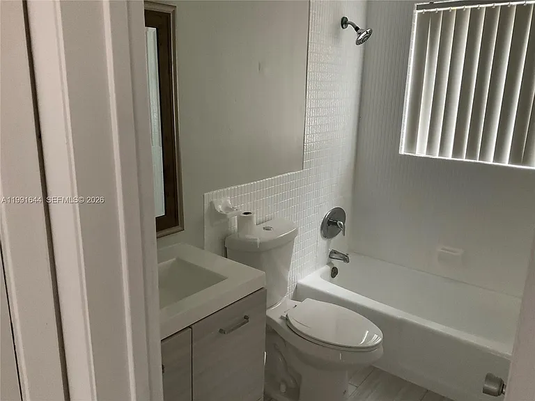 510 SE 9th St #9 — Photo 4