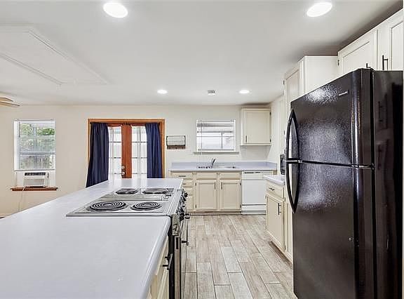 5th image of 713 1/2 Waltham St