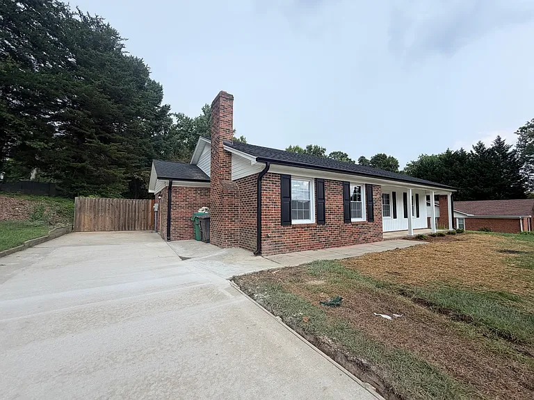 705 Lakecrest Ave — Photo 3