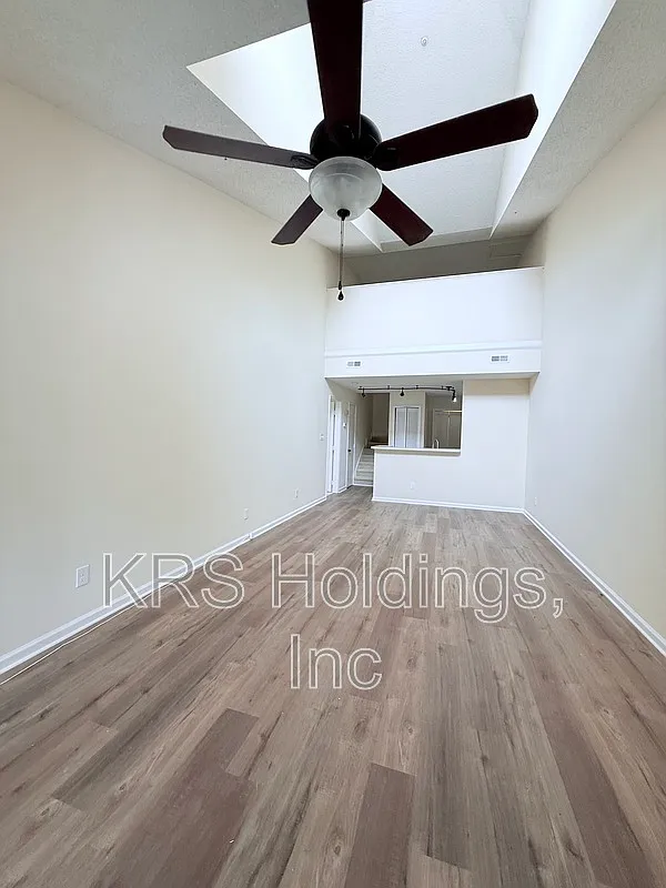 1 bed, 1.5 bath, 900 sqft, $1,100 — Photo 1