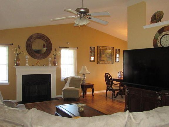 3rd image of 154 Wheaton Dr