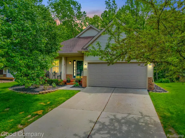 41649 Sleepy Hollow Dr, Novi, MI 48377