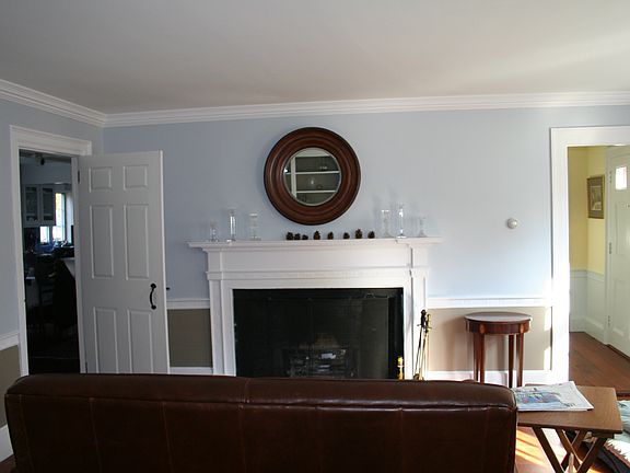 4th image of 366 Essex St