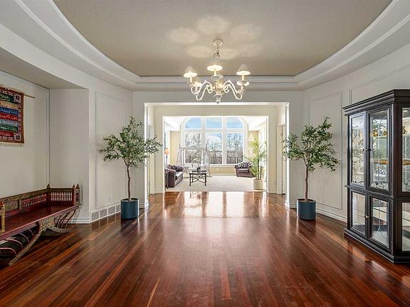 3rd image of 33 S Ridge Pointe Dr