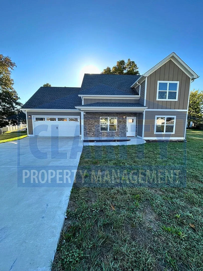 Spacious 4-bedroom home in prime Cleveland location! — Photo 1