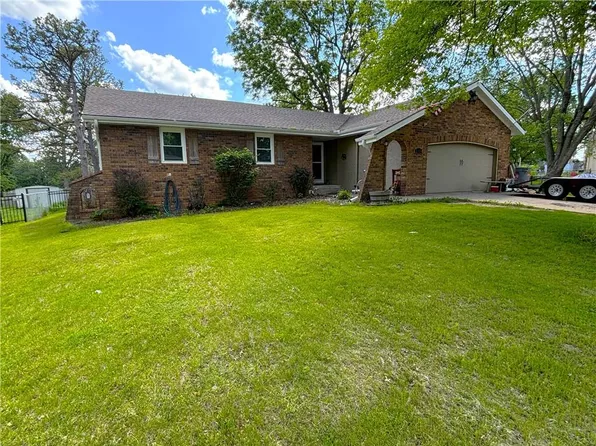 2105 Maverick Trl, Harrisonville, MO 64701