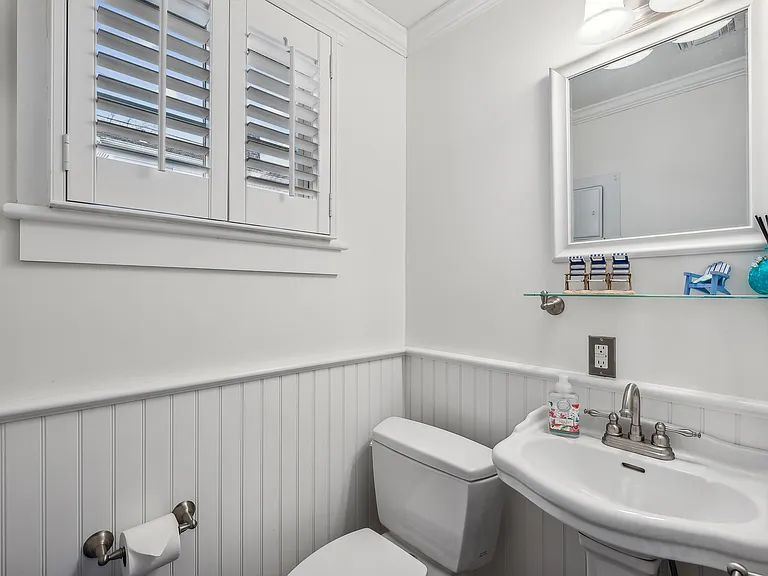 33 Bay Ave — Photo 12