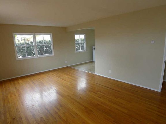 4th image of 214 S Jordan Dr
