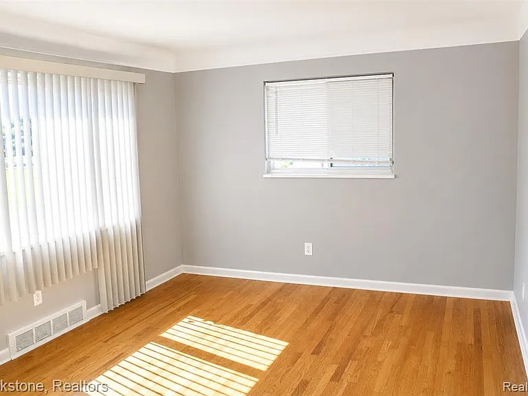 29669 Utica Rd — Photo 2