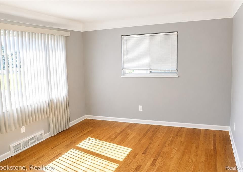 2nd image of 29669 Utica Rd