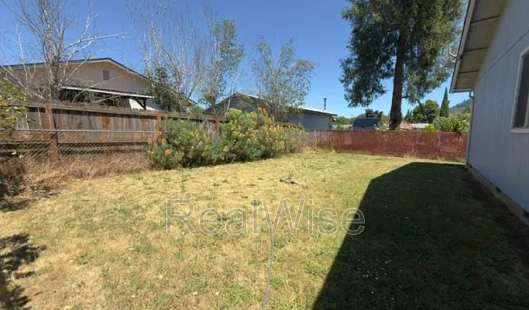 550 SE Center St — Photo 4