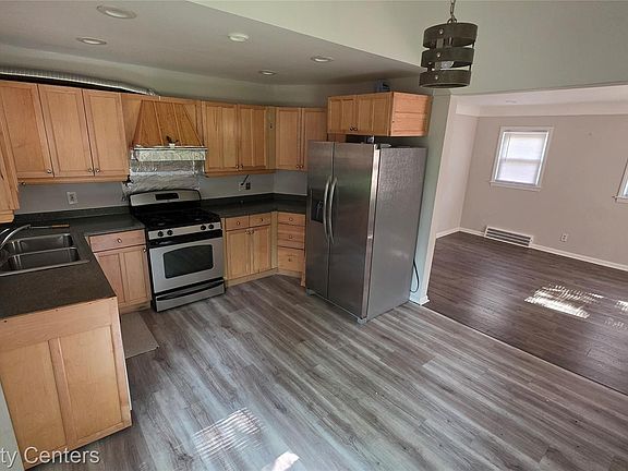 5th image of 1172 Blackstone St