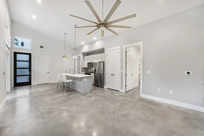 505 W Odell St — Photo 6