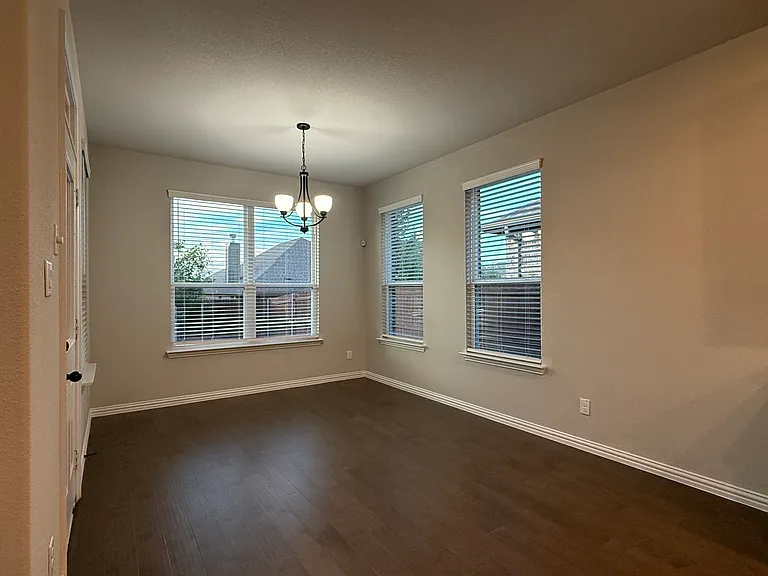 1717 Victoria Dr — Photo 8