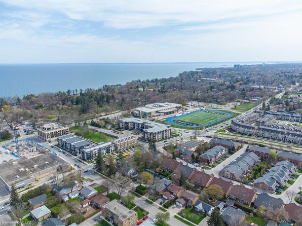 212 Kerr St #909, Oakville, ON L6K 3B1