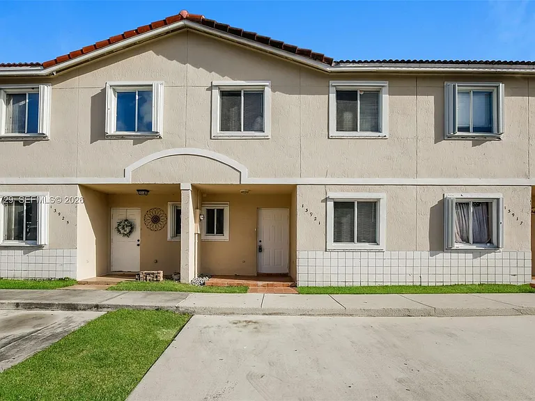 13921 SW 173rd Ter — Photo 1