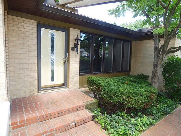 4th image of 284 Raymond Dr
