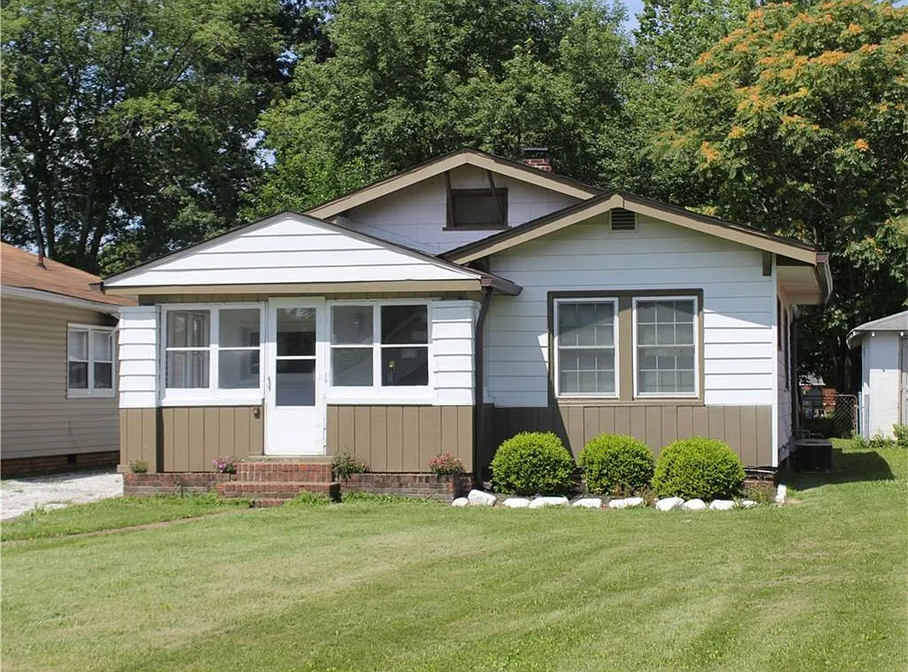 Spacious 3 bedroom in Wayne Township — Photo 1