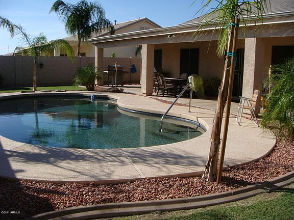 4th image of 3719 E Thames Cir