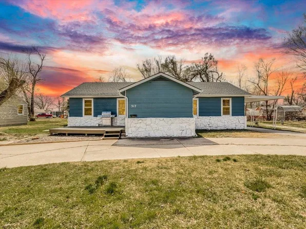 317 E 6th St, Halstead, KS 67056