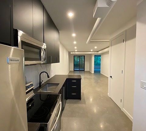 4th image of 862 Pape Ave #3