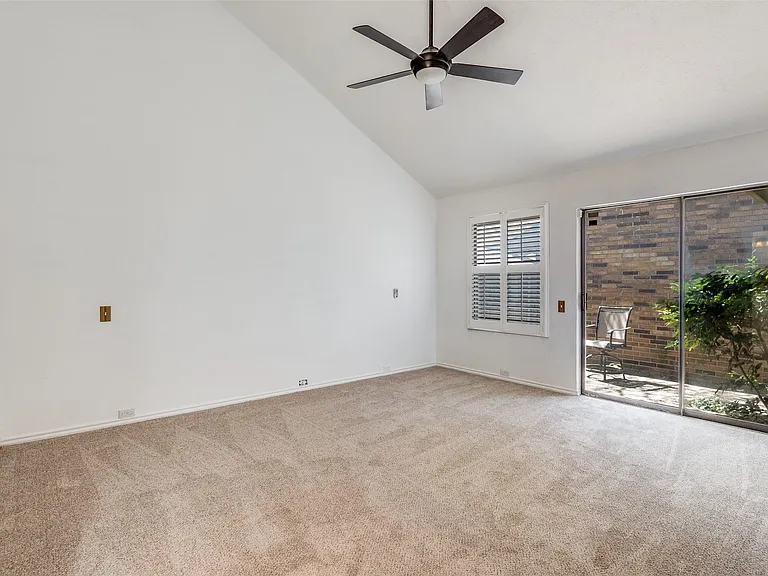 4147 Rosser Sq — Photo 8