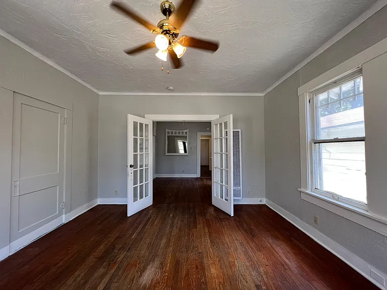 700 W Elsmere Pl — Photo 2