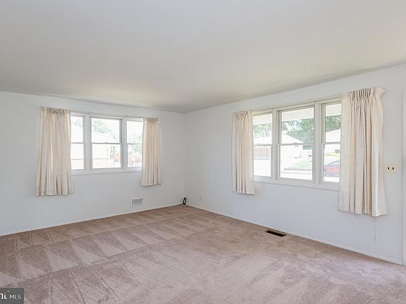 4th image of 2607 Harwood Rd