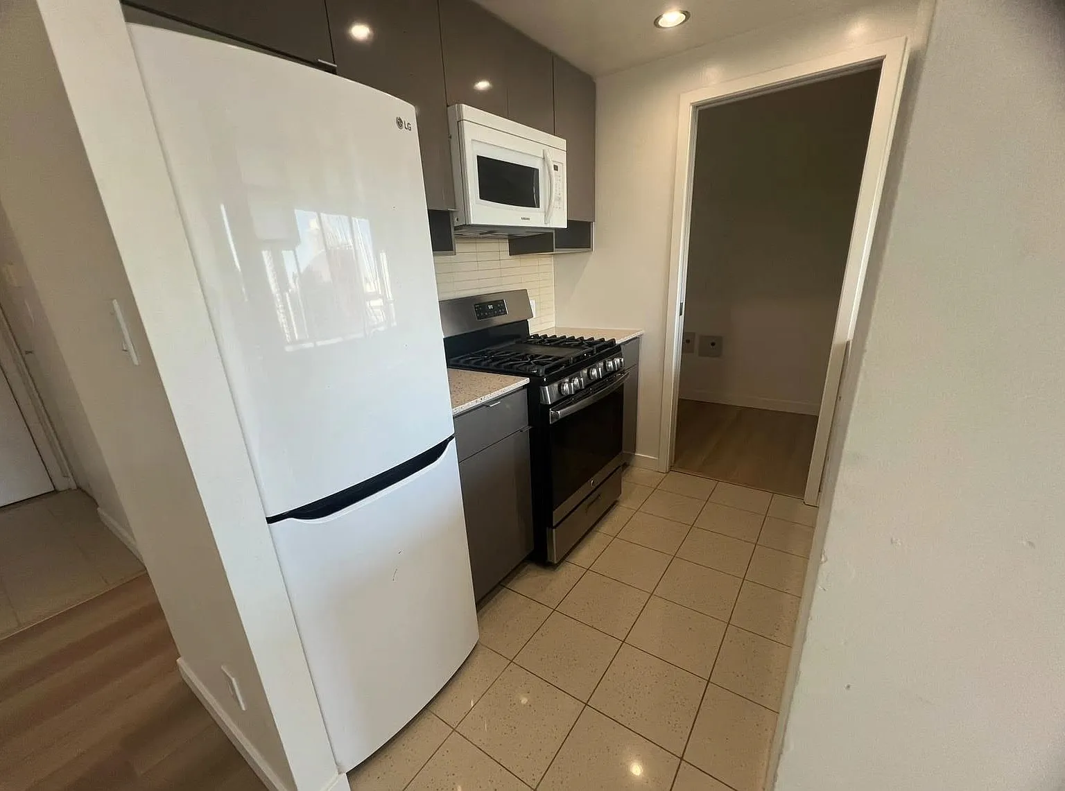 928 Beatty St — Photo 4