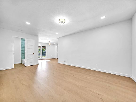 4th image of 808 Hillcrest Dr