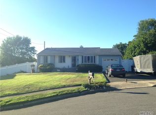 5 Rhodes Ct, Selden, NY 11784