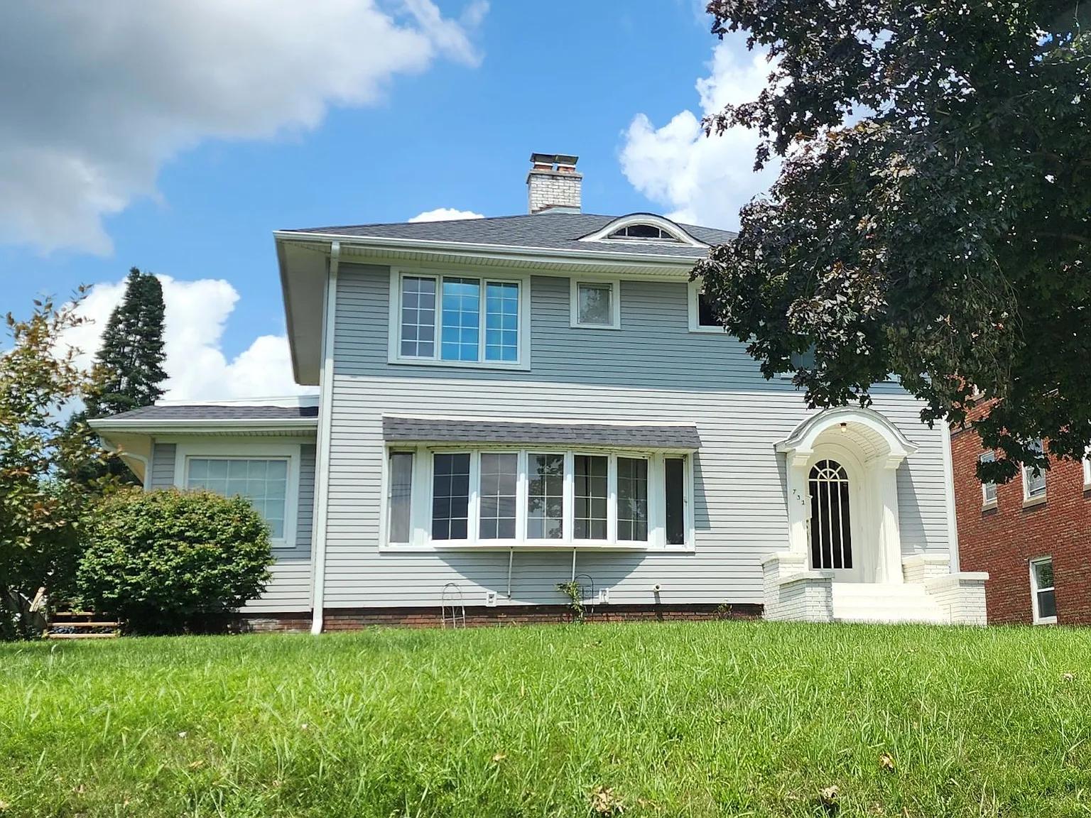3 bed, 1.5 bath, 2068 sqft, $1,800 — Photo 1