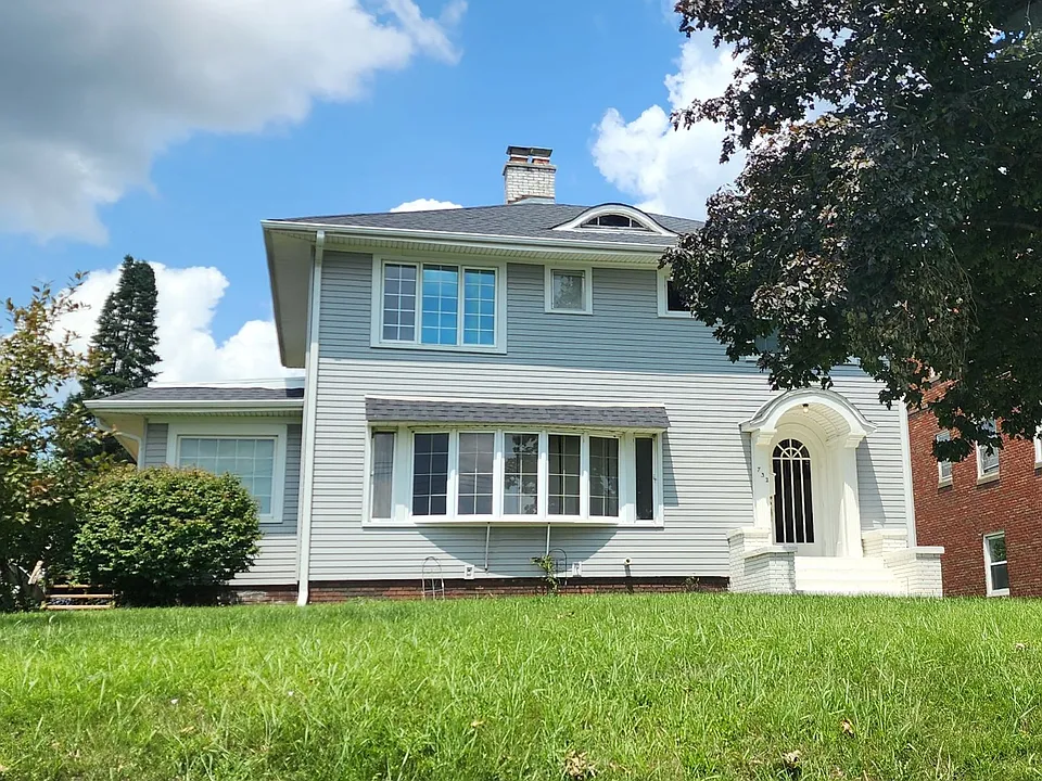 732 River Dr